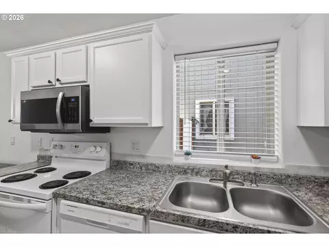 Kitchen - 871 N 20th Way, Cornelius, OR 97113 photo 3 of 6