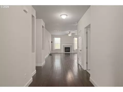 Entry Way - 1190 Peascod Dr, Eugene, OR 97402 photo 1 of 3