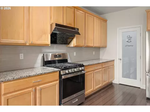 Kitchen - 1190 Peascod Dr, Eugene, OR 97402 photo 2 of 4