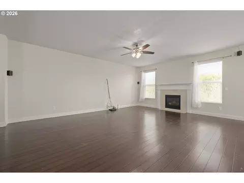 Living - 1190 Peascod Dr, Eugene, OR 97402 photo 2 of 5