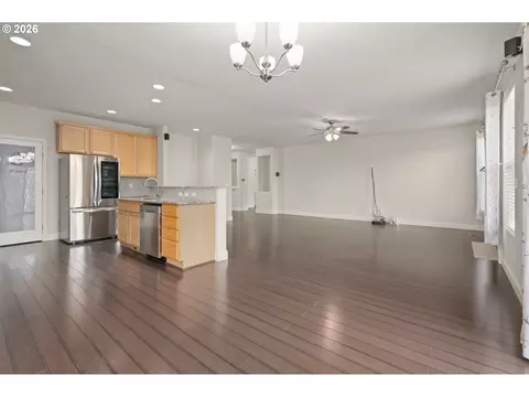 Living - 1190 Peascod Dr, Eugene, OR 97402 photo 5 of 5
