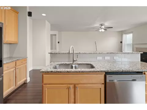 Kitchen - 1190 Peascod Dr, Eugene, OR 97402 photo 3 of 4