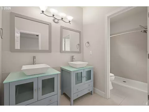 Bath - 1190 Peascod Dr, Eugene, OR 97402 photo 1 of 4