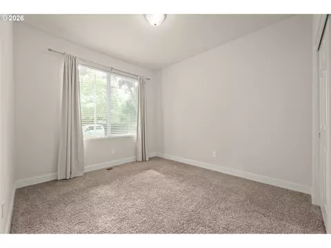 Bedroom - 1190 Peascod Dr, Eugene, OR 97402 photo 5 of 6