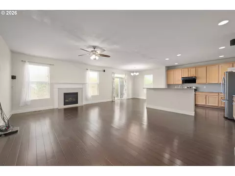 Living - 1190 Peascod Dr, Eugene, OR 97402 photo 1 of 5