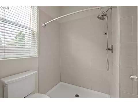 Bath - 1190 Peascod Dr, Eugene, OR 97402 photo 3 of 4