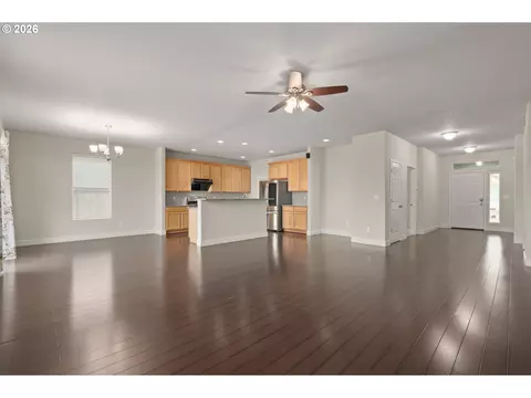Living - 1190 Peascod Dr, Eugene, OR 97402 photo 4 of 5