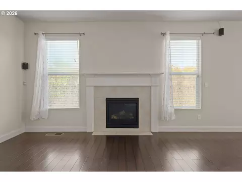 Living - 1190 Peascod Dr, Eugene, OR 97402 photo 3 of 5