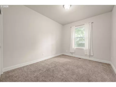 Bedroom - 1190 Peascod Dr, Eugene, OR 97402 photo 3 of 6