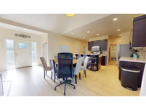 Entry Way - 375 Mia Ln, Eugene, OR 97401 photo 2 of 3