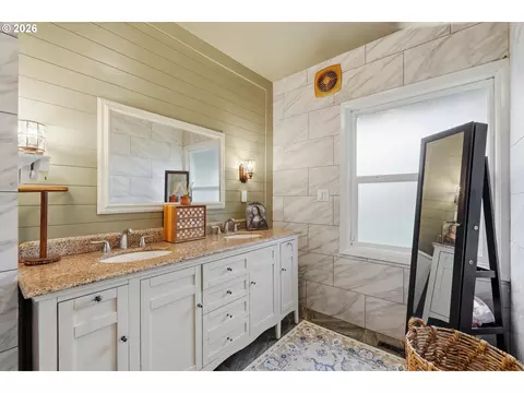 Bath - 3249 3rd St, Hubbard, OR 97032 photo 1 of 3