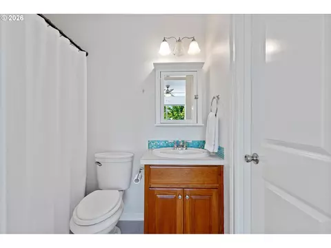 Bath - 211 W Hazelnut Dr, Newberg, OR 97132 photo 2 of 10