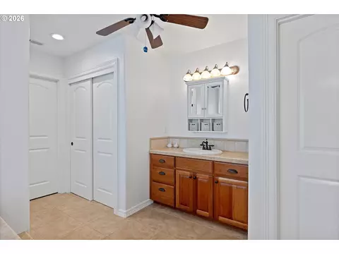 Bath - 211 W Hazelnut Dr, Newberg, OR 97132 photo 4 of 10