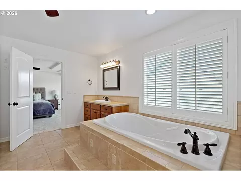 Bath - 211 W Hazelnut Dr, Newberg, OR 97132 photo 6 of 10