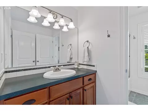Bath - 211 W Hazelnut Dr, Newberg, OR 97132 photo 8 of 10