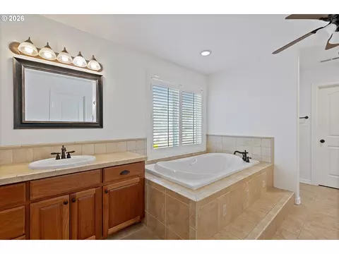 Bath - 211 W Hazelnut Dr, Newberg, OR 97132 photo 3 of 10