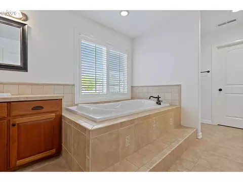 Bath - 211 W Hazelnut Dr, Newberg, OR 97132 photo 5 of 10