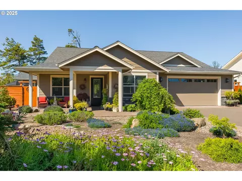 88090 Lake Point Dr, Florence, OR 97439