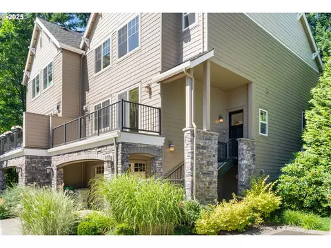 979 SW Shaker Pl, Portland, OR 97225