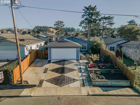 975 Augustine Ave, Coos Bay, OR 97420