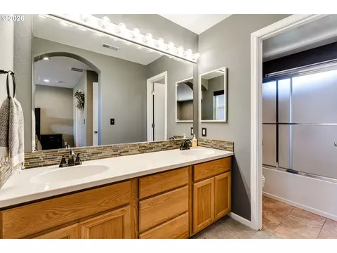 Bath - 1628 Hamlet Ln, Eugene, OR 97402 photo 2 of 3