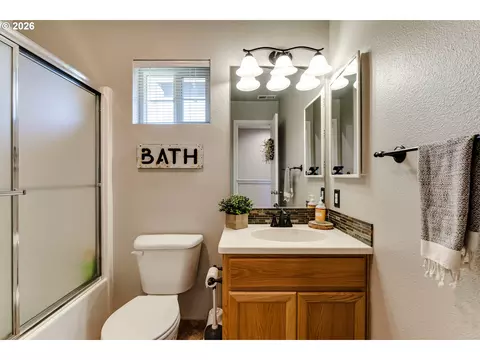 Bath - 1628 Hamlet Ln, Eugene, OR 97402 photo 1 of 3