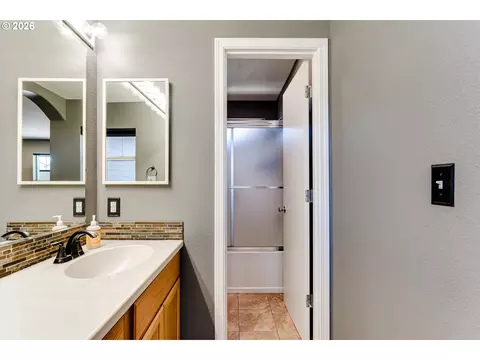 Bath - 1628 Hamlet Ln, Eugene, OR 97402 photo 3 of 3