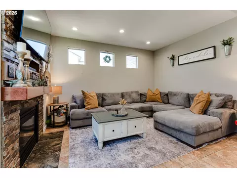 Living - 1628 Hamlet Ln, Eugene, OR 97402 photo 2 of 4