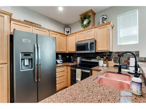 Kitchen - 1628 Hamlet Ln, Eugene, OR 97402 photo 3 of 6