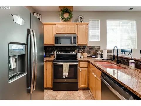 Kitchen - 1628 Hamlet Ln, Eugene, OR 97402 photo 4 of 6