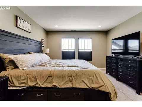 Bedroom - 1628 Hamlet Ln, Eugene, OR 97402 photo 2 of 7