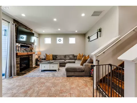 Living - 1628 Hamlet Ln, Eugene, OR 97402 photo 1 of 4