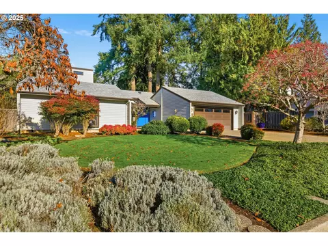 993 Robin Hood Ave, Eugene, OR 97401
