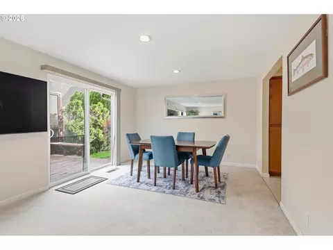 Dining - 2204 Ridgeway Dr, Eugene, OR 97401 photo 1 of 3