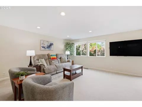 Living - 2204 Ridgeway Dr, Eugene, OR 97401 photo 2 of 3