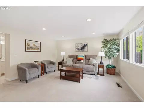 Living - 2204 Ridgeway Dr, Eugene, OR 97401 photo 1 of 3