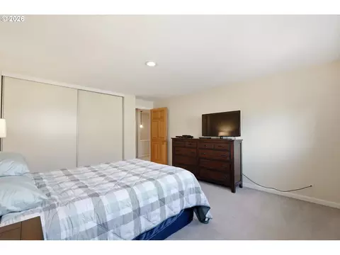Bedroom - 2204 Ridgeway Dr, Eugene, OR 97401 photo 5 of 5