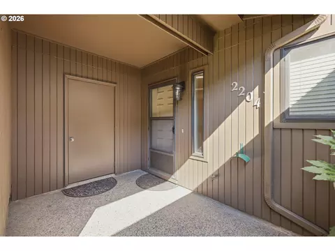 Exterior - 2204 Ridgeway Dr, Eugene, OR 97401 photo 5 of 12