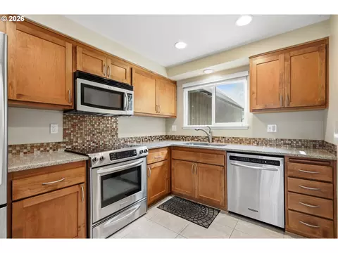 Kitchen - 2204 Ridgeway Dr, Eugene, OR 97401 photo 4 of 5