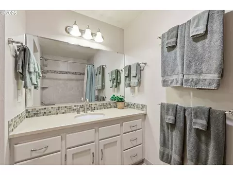 Bath - 2204 Ridgeway Dr, Eugene, OR 97401 photo 3 of 3