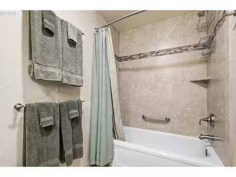 Bath - 2204 Ridgeway Dr, Eugene, OR 97401 photo 2 of 3