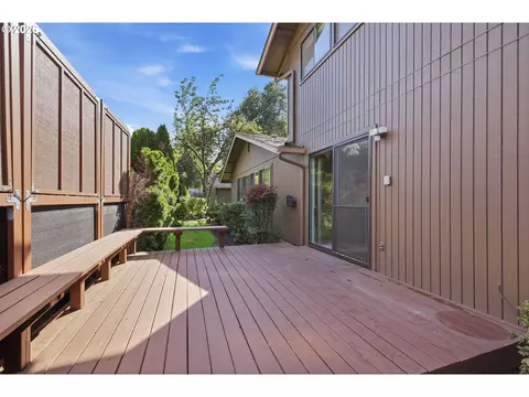 Exterior - 2204 Ridgeway Dr, Eugene, OR 97401 photo 8 of 12