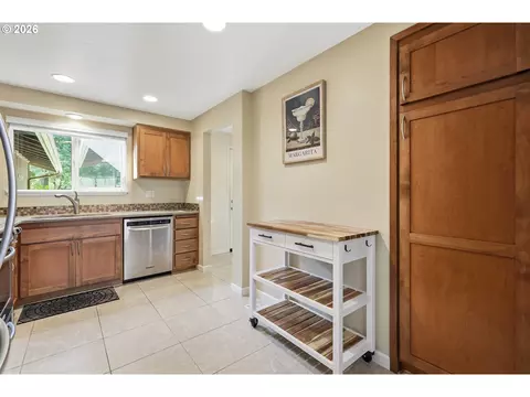 Kitchen - 2204 Ridgeway Dr, Eugene, OR 97401 photo 2 of 5