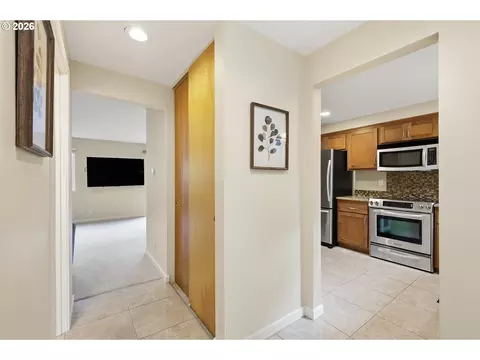 Entry Way - 2204 Ridgeway Dr, Eugene, OR 97401 photo 1 of 5