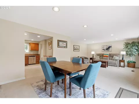 Dining - 2204 Ridgeway Dr, Eugene, OR 97401 photo 3 of 3