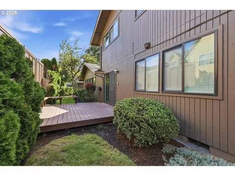 Exterior - 2204 Ridgeway Dr, Eugene, OR 97401 photo 9 of 12
