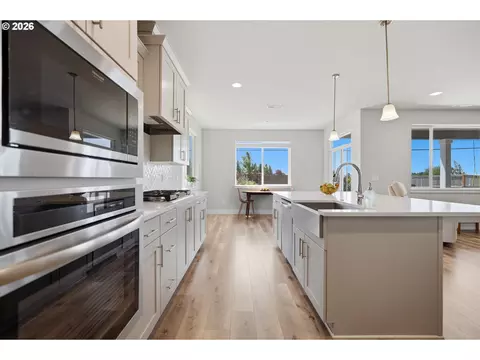 Kitchen - 41470 Metolius Ave, Sandy, OR 97055 photo 5 of 9