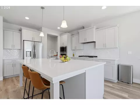 Kitchen - 41470 Metolius Ave, Sandy, OR 97055 photo 2 of 9