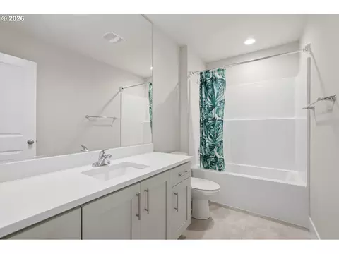 Bath - 41470 Metolius Ave, Sandy, OR 97055 photo 2 of 4
