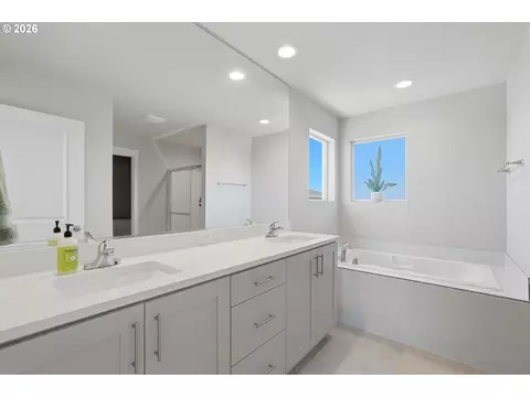 Bath - 41470 Metolius Ave, Sandy, OR 97055 photo 3 of 4